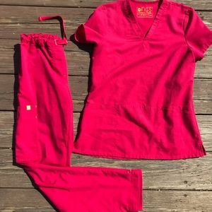 Figs candy apple yellow label scrub set